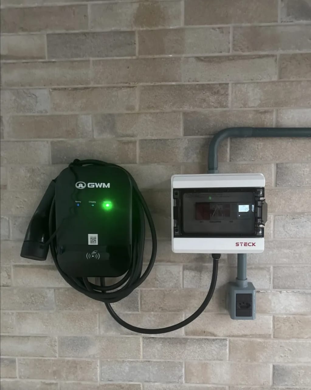 Detalhe interno do quadro de proteção elétrica